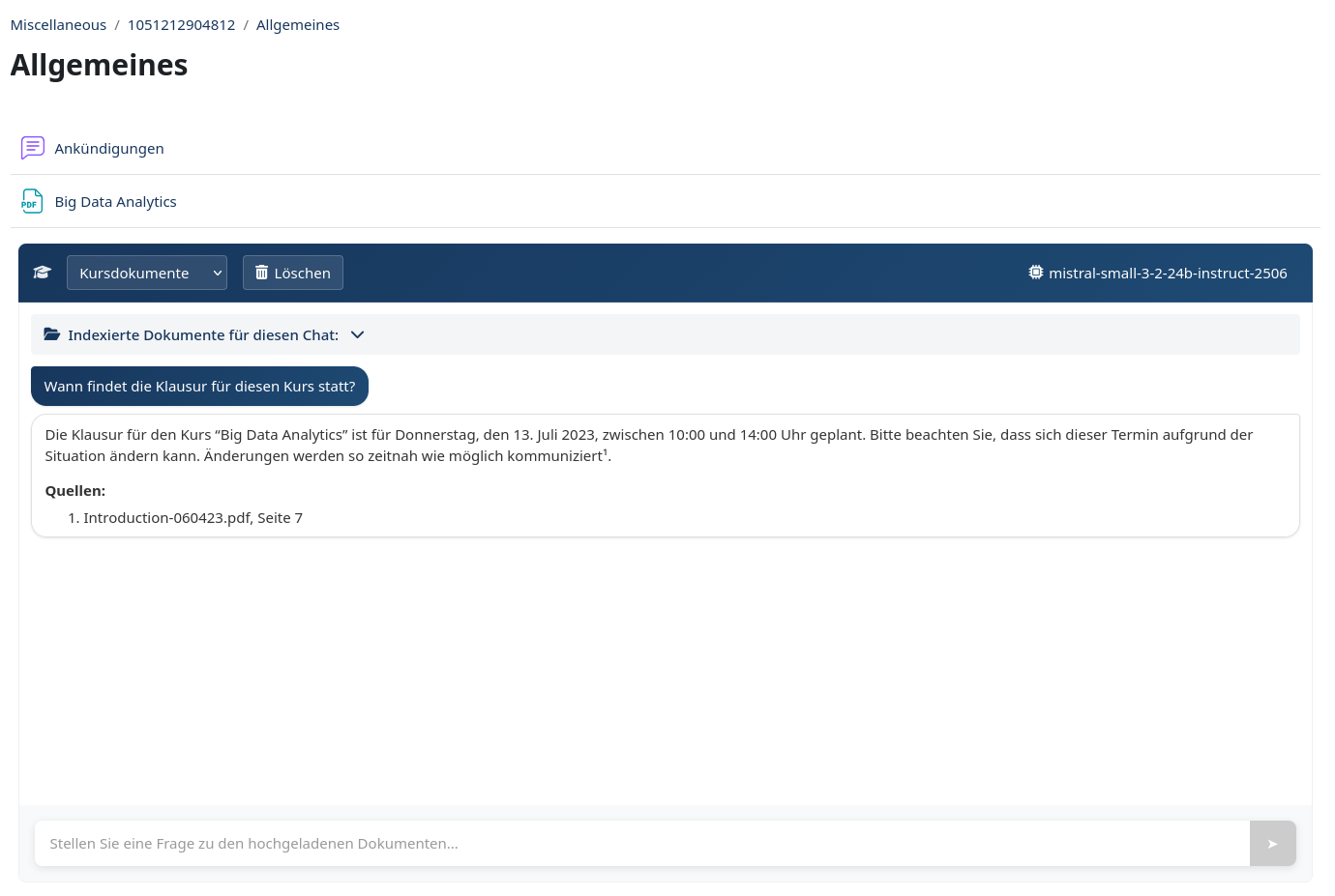 Screenshot des Moodle Plugins, der eine Chatbot Antwort mit Quellangaben zeigt.